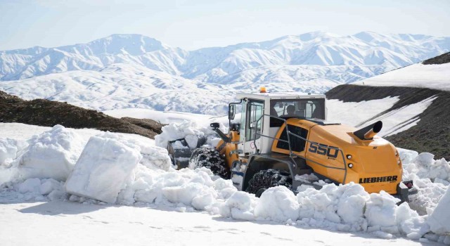 Muşta karla mücadele ekipleri 4 ayda 23 bin kilometre yol açtı