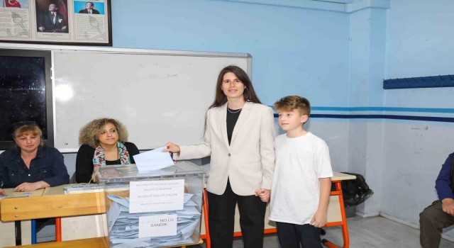 Mustafa Denizlinin kızı Lal Denizli belediye başkanı seçildi