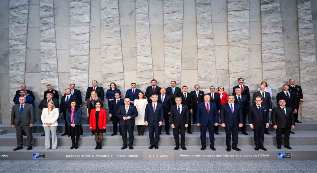 NATO Dışişleri Bakanlarından aile fotoğrafı