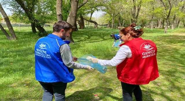 Niğdede Gençlik Merkezi Gönüllüleri çevre temizliği yaptı