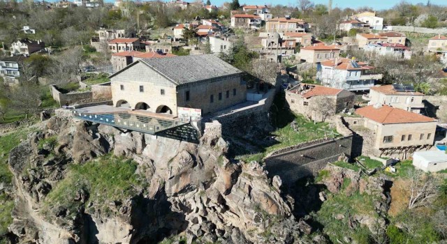 Niğdenin cam terası manzarasıyla ziyaretçilerin ilgisini çekiyor