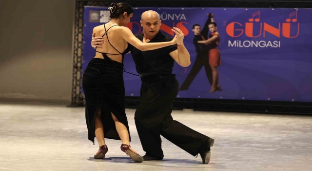 Nilüferde dans dolu gece