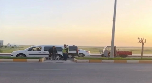 Nusaybinde yolun karşısına geçemeyen yaşlı adama polis yardımcı oldu