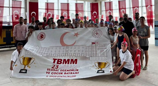 Olimpik Kapalı Yüzme Havuzunda Yüzme Şenliği Yapıldı