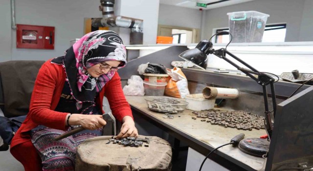 Oltu Taşı artık kadınlar tarafından nakış nakış işleniyor
