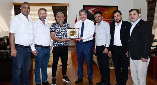 Osmaniye Taraftar Derneklerinden Vali Yılmaz'a Teşekkür Plaketi