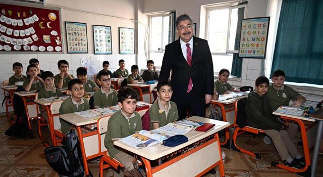 Osmaniye Valisi Yılmaz Şehit Bekir Evren İmam Hatip Ortaokulu'nu Ziyaret Etti