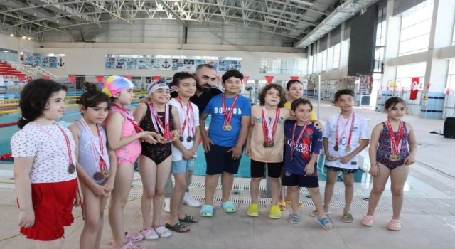 Osmaniyede okullar arası minikler yüzme yarışması şampiyonları belli oldu