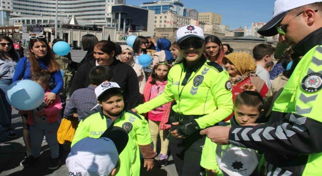 Otizmli çocuklar, polis oldu araç sorguladı