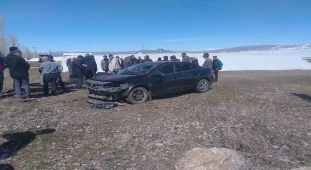 Otomobil ağaca çarptı: 4ü çocuk 7 yaralı