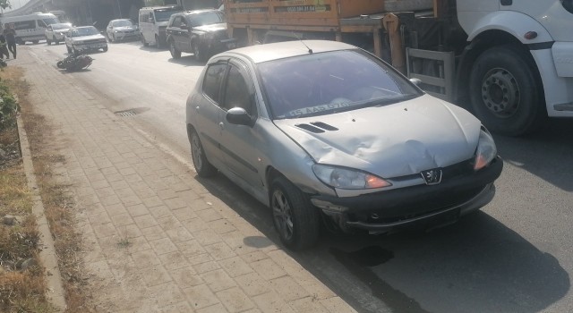 Otomobille çarpışan motosiklet sürücüsü yaralandı