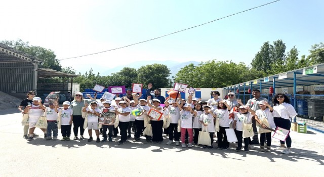 Pamukkale Belediyesi Atık Getirme Merkezi miniklere geri dönüşümü öğretti