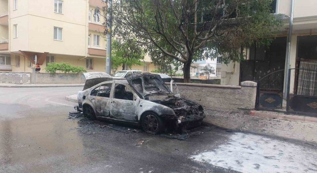 Park halindeki otomobil yanarak küle döndü