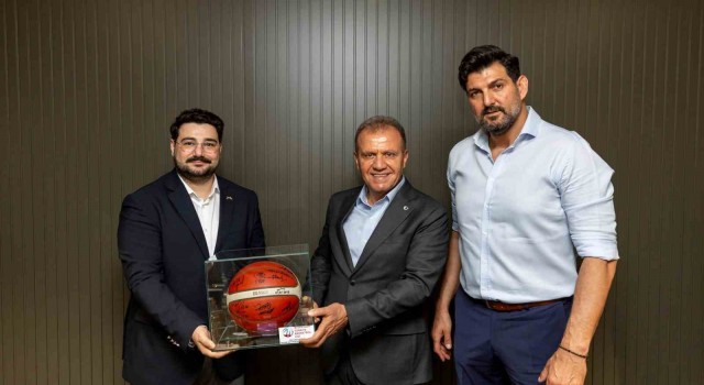 Play-offa kalan basketbolcular Başkan Seçer ile bir araya geldi