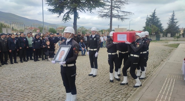 Polis memuru mesai sırasında kalp krizi geçirerek hayatını kaybetti