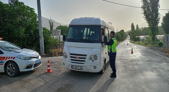 Polis ve jandarma ekiplerinden okul çevreleri ile servislere yönelik kapsamlı denetim