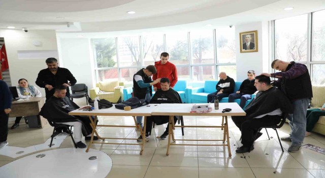 Pursaklarda özel gereksinimli gençlere bayram tıraşı