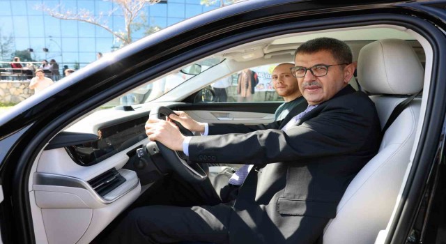 Rektör Kutluhan, TOGGun deneme sürüşünü öğrencilerle birlikte yaptı