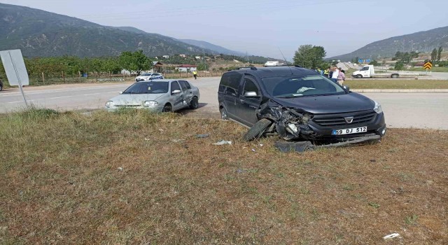 Reşadiyede otomobil ile hafif ticari araç çarpıştı: 2 kişi yaralandı