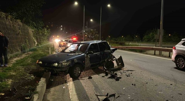 Rizede 3 araçlı zincirleme kaza: 1i ağır 2 yaralı