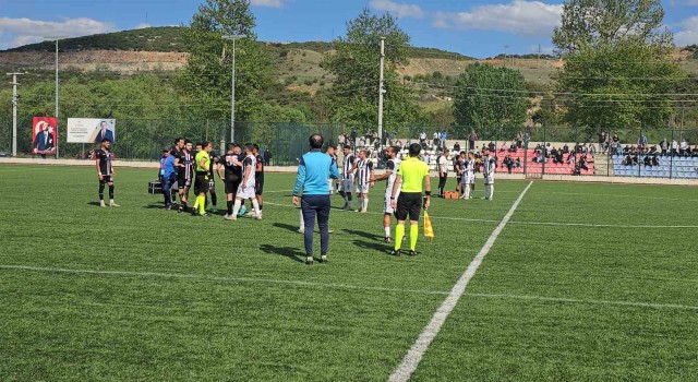 Saha içi bir anda karıştı, futbolcular tekme tokat birbirine girdi