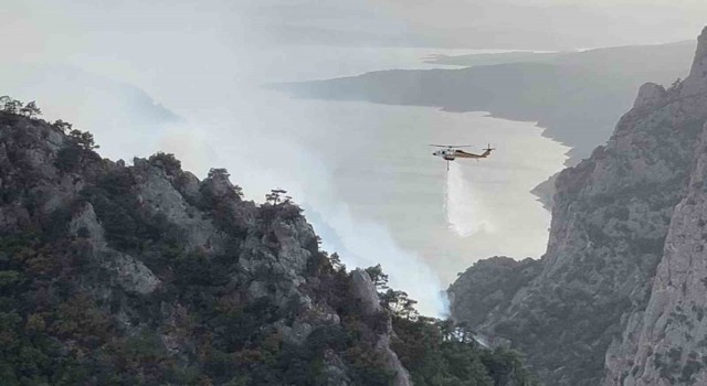 Şahinkaya Kanyonunda orman yangını: 1 helikopter ve 2 uçak havadan müdahale etti