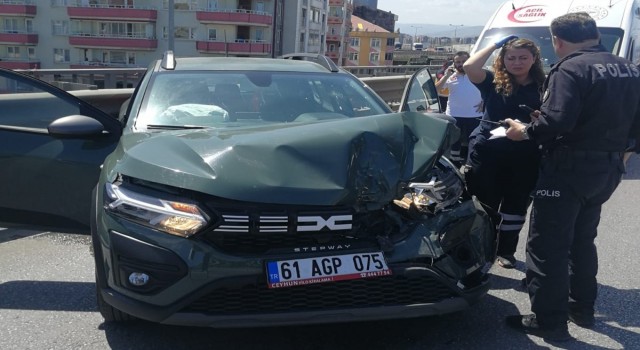 Samsunda otomobil ambulansla çarpıştı: 2si sağlık personeli 3 yaralı
