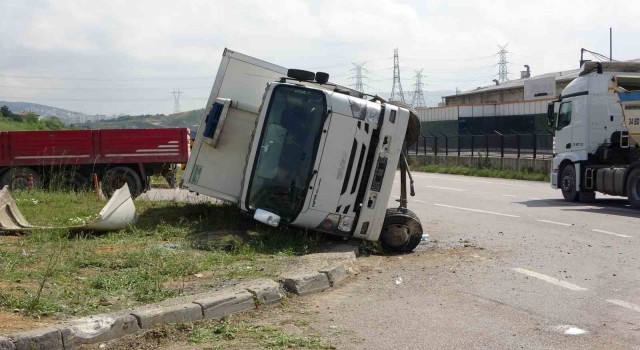 Sancaktepede kamyona çarpmamak için manevra yapan kamyonet devrildi: 3 yaralı