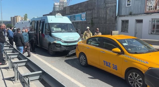 Sarıyer Huzur Mahallesinde bir minibüsün taksiye çarpması sonucu, 5 yolcu yaralandı. Olay yerine sağlık ve itfaiye ekipleri sevk edildi.