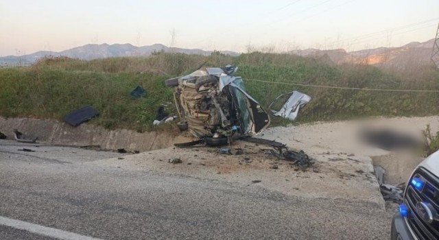 Seydikemerde trafik kazası: 1 ölü, 2 yaralı