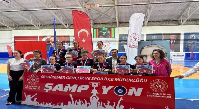 Seydikemerde voleybol turnuvasında şampiyonlar belli oldu