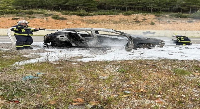 Seyir halinde alev alan otomobilden geriye hurda yığını kaldı