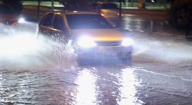 Şiddetli yağış Aksarayda sele neden oldu