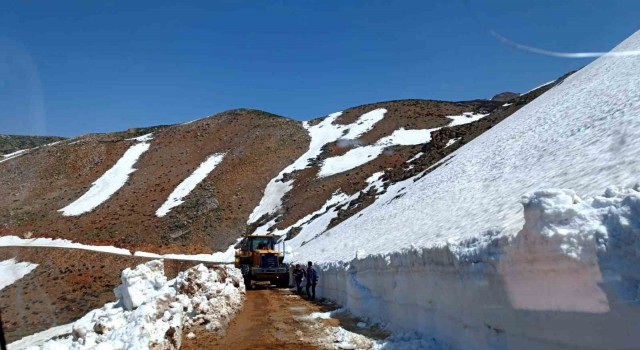 Siirtte kaya parçaları ve kar yolları kapattı, ekiplerin çalışmaları sonucu yol ulaşıma açıldı