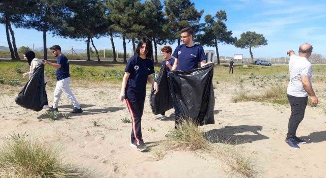 Sinopta öğrenciler sahil temizliği yaptı