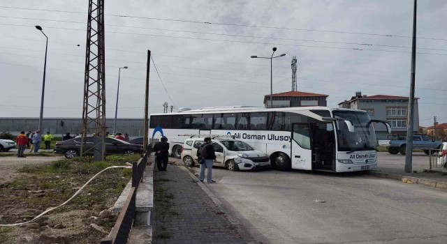 Sinopta otobüsün karıştığı zincirleme kazada 1 kişi yaralandı