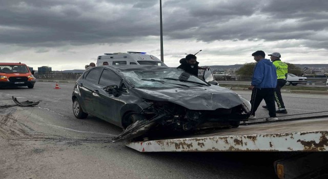 Sivasta otomobiller çarpıştı: 3 yaralı