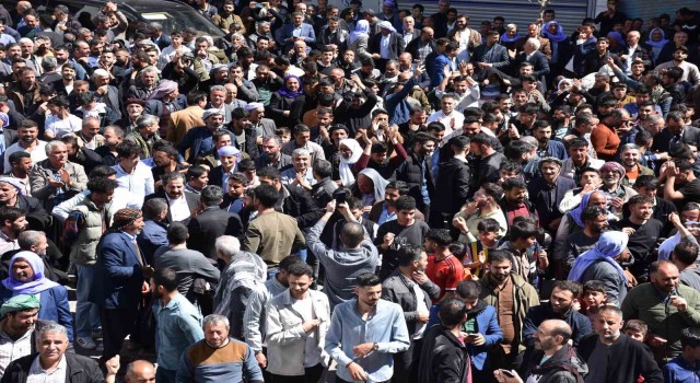 Siverekte seçim sonuçlarına itiraz eden kalabalığı ilçeye gelen Büyükşehir Belediye Başkanı Gülpınar dağıttı