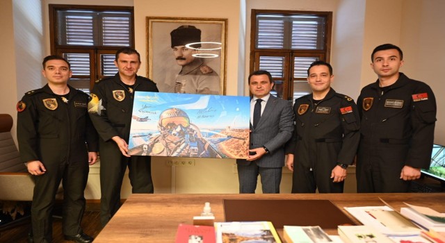 SOLOTÜRK pilotlarından Alan Başkanı Kaşdemire, Şehitler Abidesi yakınında havada çekilmiş imzalı fotoğraf