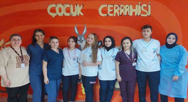 Stajyer ebe olarak görev yaptığı Çocuk Cerrahi Servisini çizimleri ile renklendirdi