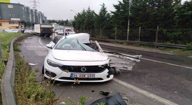 Sultanbeylide kamyon ile otomobil çarpıştı: 2 ölü, 4 yaralı