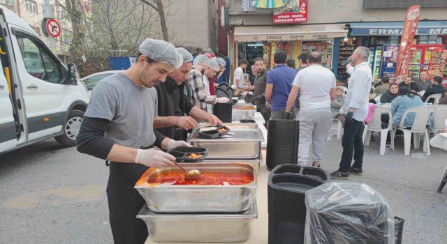 Sultangazide geleneksel sokak iftarı düzenlendi, bin 500 kişi aynı sofrada buluştu
