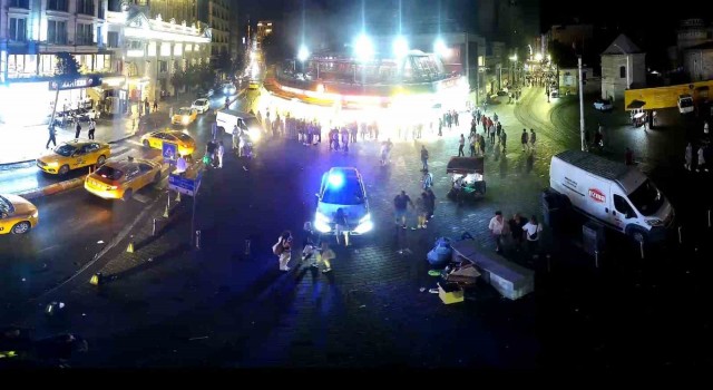 Taksim Meydanında geçtiğimiz yaz meydana gelen olayın görüntüleri ortaya çıktı: Kadınlar polis otosuna saldırdı, karakolu birbirine kattı