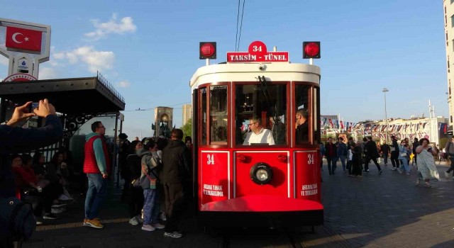 Taksimde test sürüşüne çıkan akülü nostaljik tramvaya vatandaşlar yoğun ilgi gösterdi