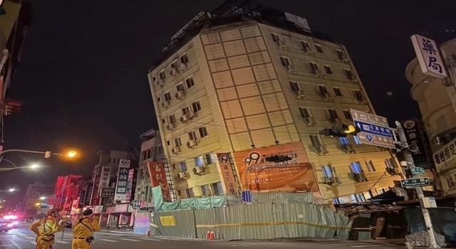 Tayvandaki depremde bina yan yattı