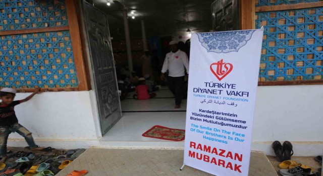TDV, Bangladeşte 10 bin kişilik iftar paketi dağıttı