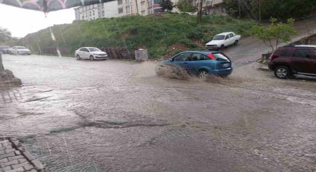 Tekirdağda şiddetli yağış sokakları dereye çevirdi