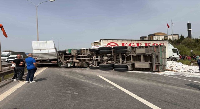 TEM otoyolunda büyük kaza, yol trafiğe kapandı