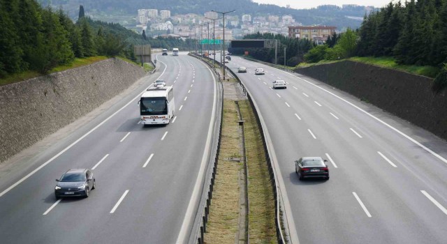 TEMde trafik bayram tatilinin 2nci gününde akıcı seyrediyor