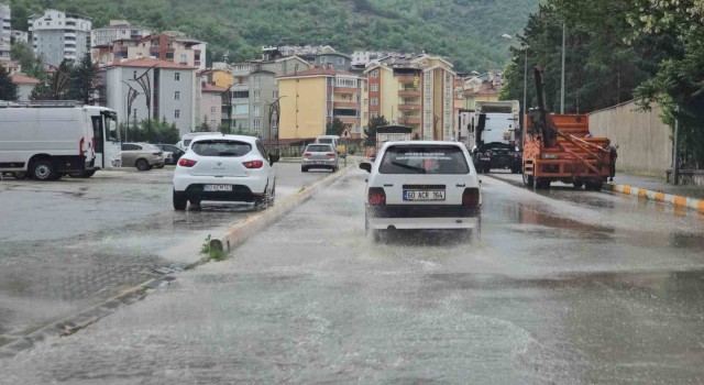 Tokatta sağanak yağışta sokaklar göle döndü